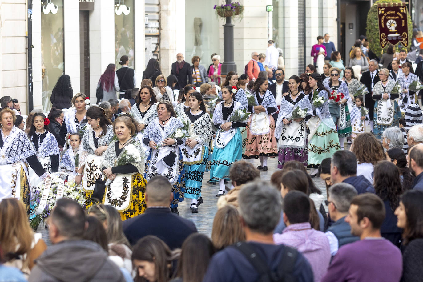 La ofrenda floral de Viernes de Dolores de Cartagena, en imágenes