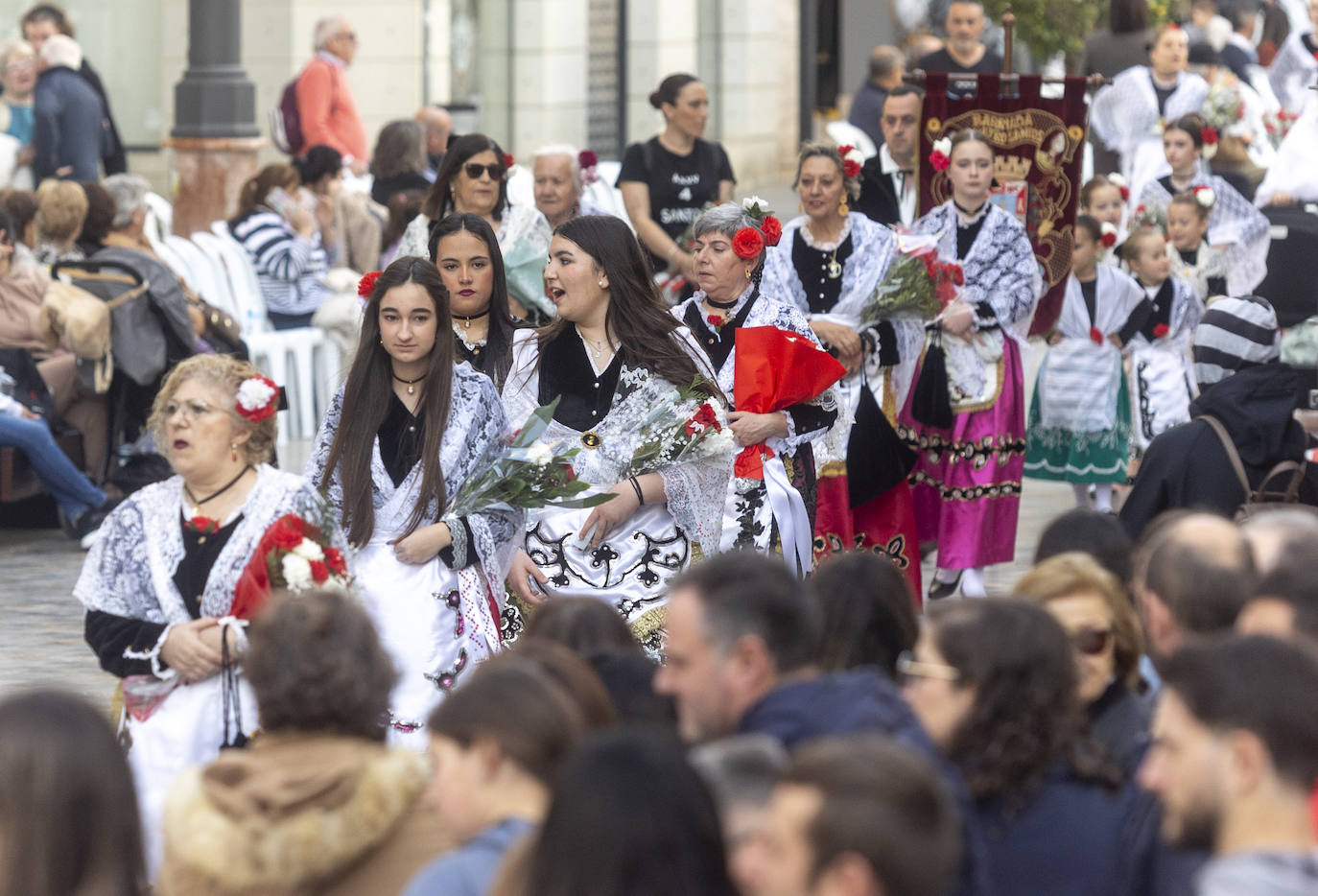 La ofrenda floral de Viernes de Dolores de Cartagena, en imágenes