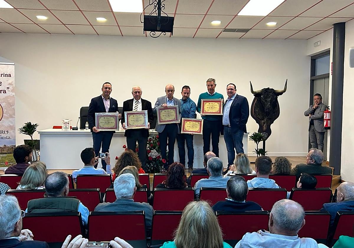 Los fundadores de la Asociación Taurina El Quite de Calasparra, durante el homenaje que recibieron.