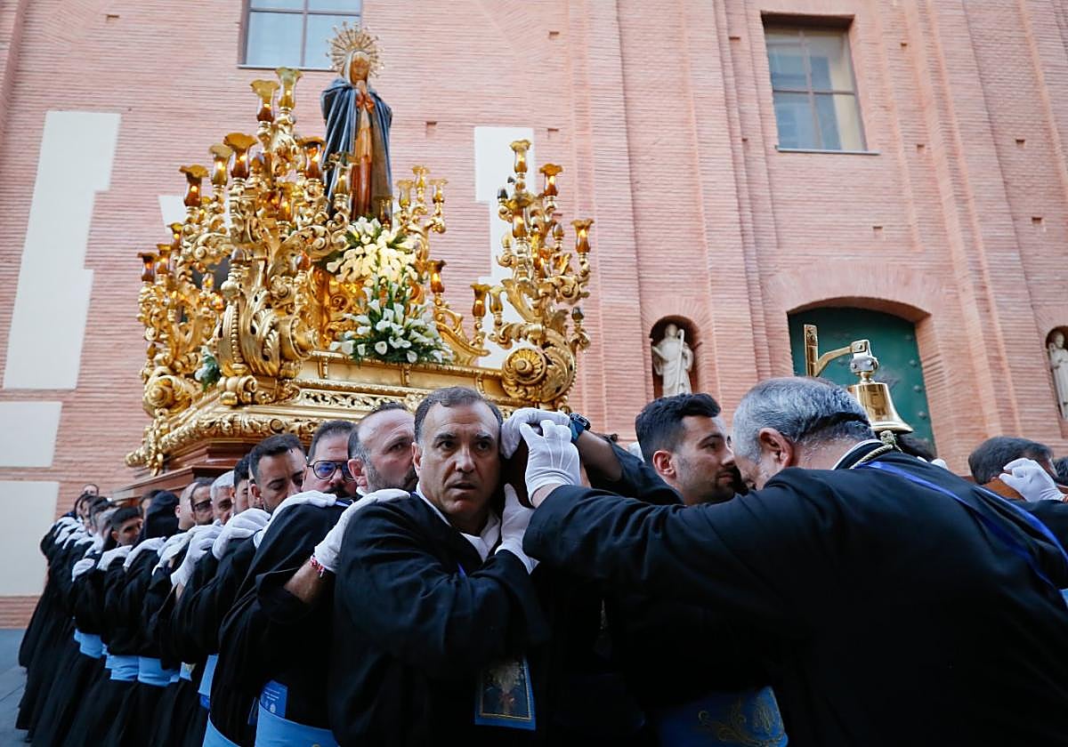 Portapasos de la Virgen de la Soledad de los Pobres saliendo de Santa María.