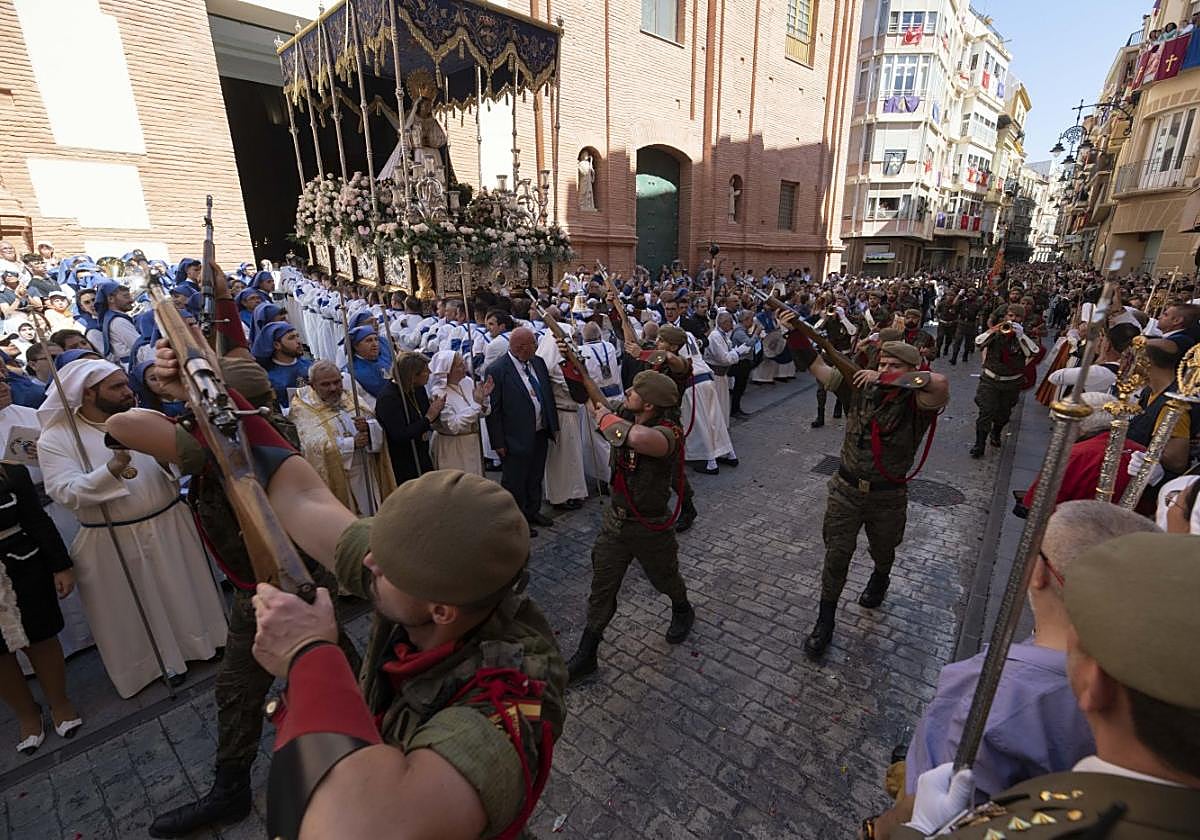 La Santísima Virgen del Amor Hermoso saliendo de Santa María.