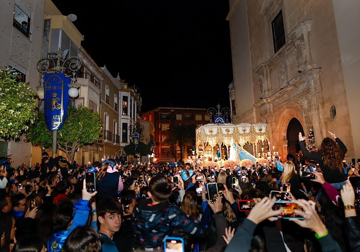 Centenares de azules capturan con sus teléfonos móviles la salida de la Virgen de los Dolores de San Francisco en la serenata, anoche.