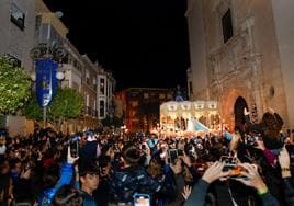 Centenares de azules capturan con sus teléfonos móviles la salida de la Virgen de los Dolores de San Francisco en la serenata, anoche.