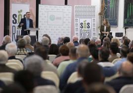 Adolfo García y Natalia Corbalán, frente al público, ayer en Torre Pacheco.