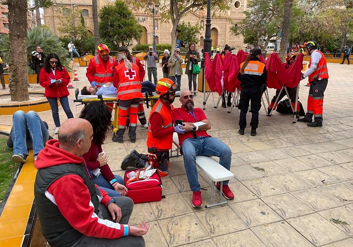 Cruz Roja atiende a un 'herido' en plena plaza de la Constitución.