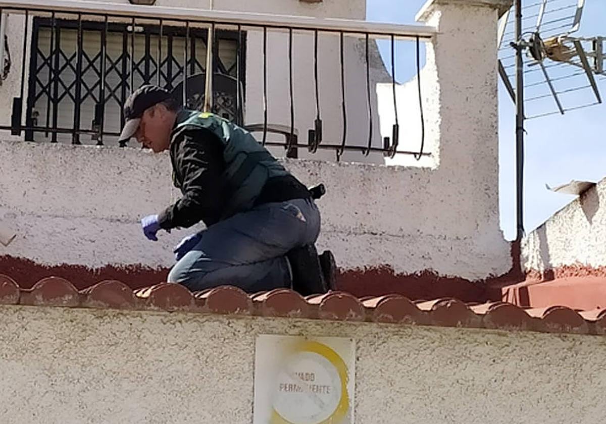 Un agente en el momento de la investigación.