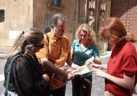 De izquierda a derecha Delfina Roca, Pedro Rojo, Pilar Garrido y Miriam Iniesta hablan sobre el proyecto junto a la catedral.