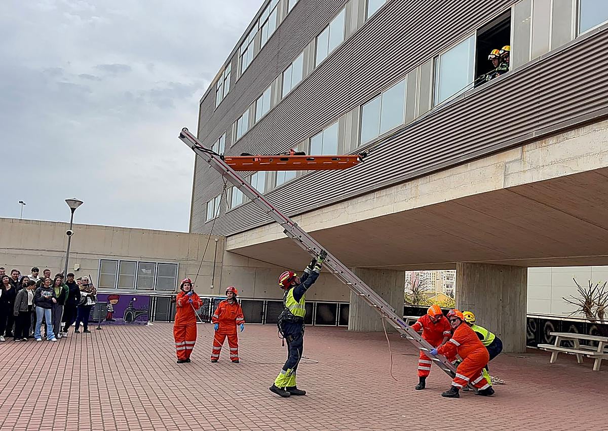 Imagen secundaria 1 - Torrevieja recuerda el terremoto de 1829 con un gran simulacro