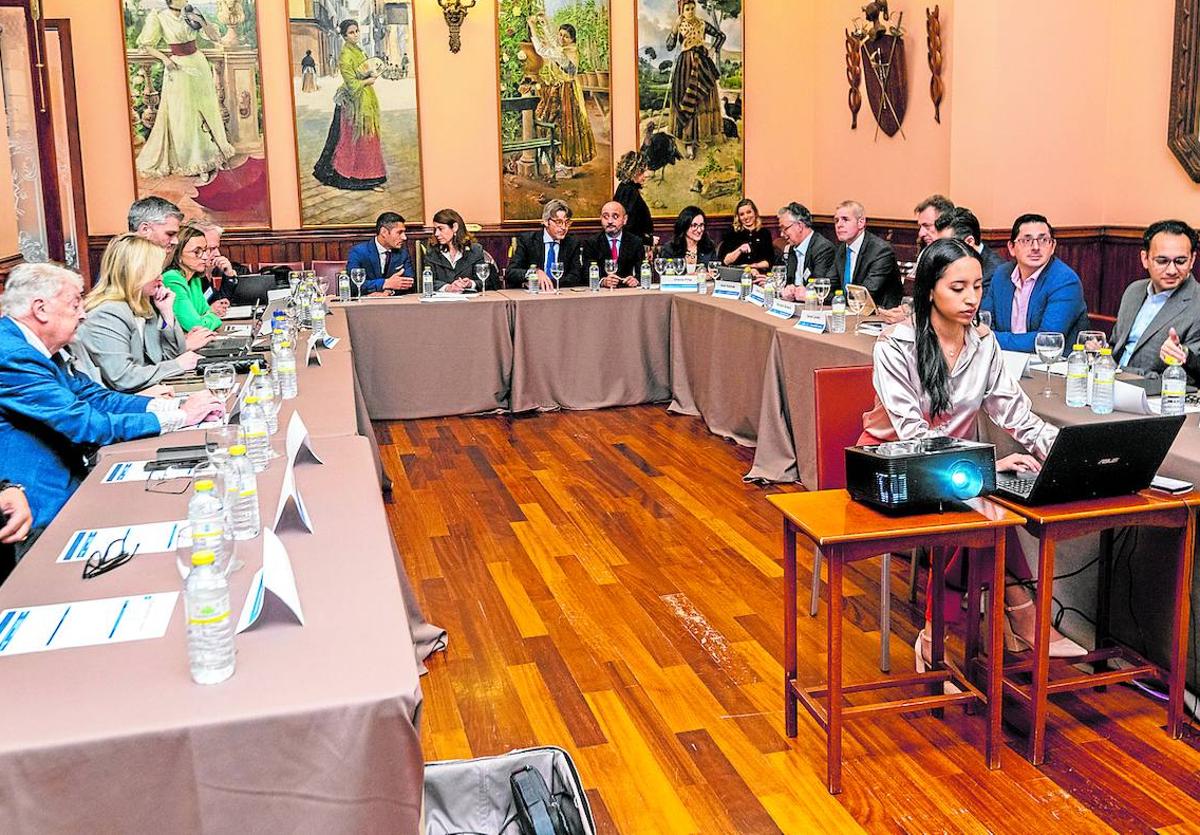 Los directivos e inversores reunidos ayer en el Casino de Murcia, en la inauguración del encuentro por parte del consejero Marín.