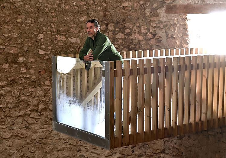 Carbonell, en la pasarela de un acceso del pozo 11; los elementos instalados por Ecoproyecta para facilitar la visita son desmontables.