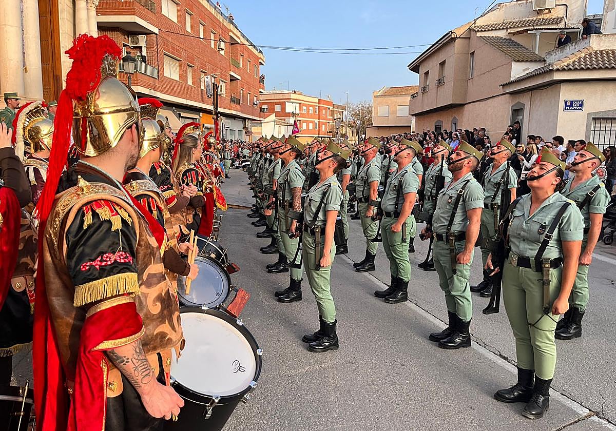 Imposición de la medalla de la Hermandad a los legionarios participantes en la procesión.
