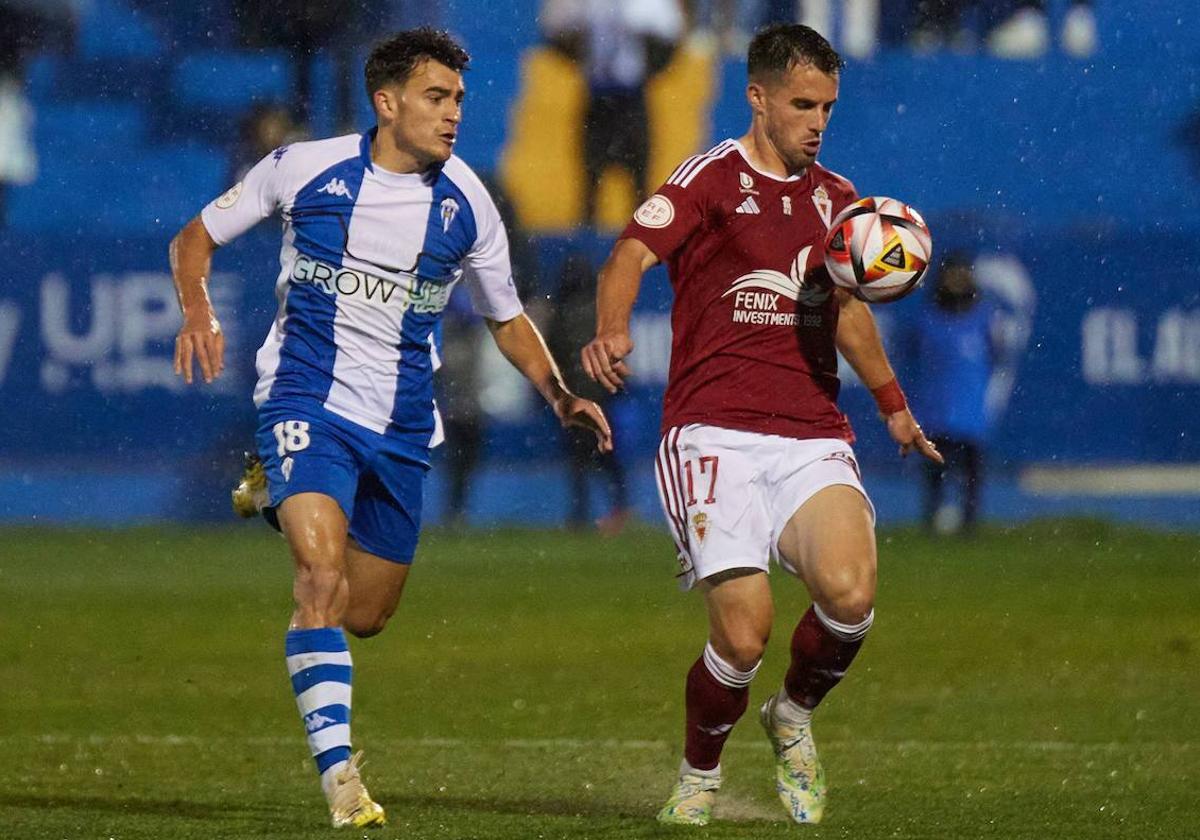 Dani Vega controla un balón en el partido contra el Alcoyano, la última victoria grana a domicilio.