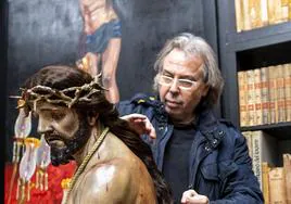 José Fernando Espinosa prepara el cabello del Cristo del Pretorio.