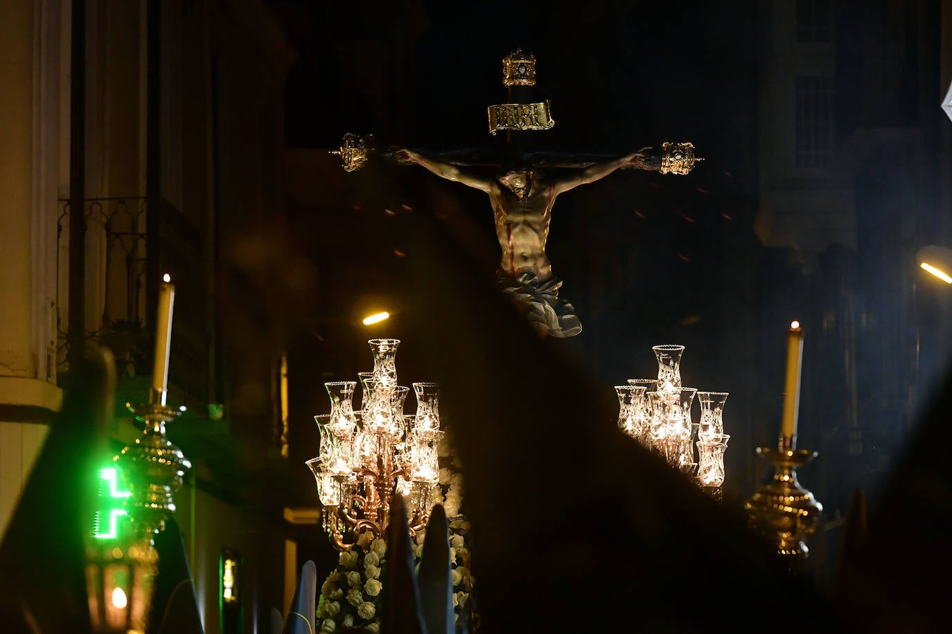 La procesión del Cristo del Amparo del Viernes de Dolores en Murcia, en imágenes