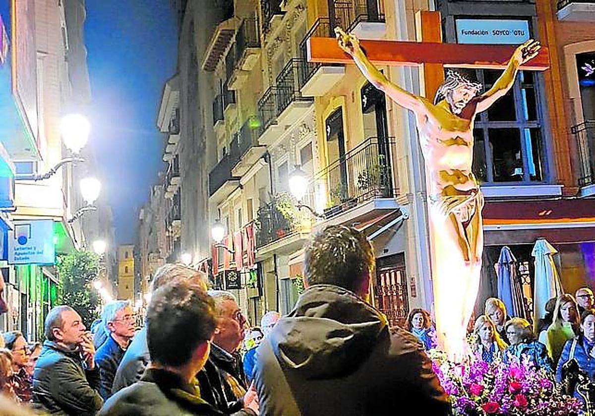 Un momento del vía crucis del Cristo de la Mirada.