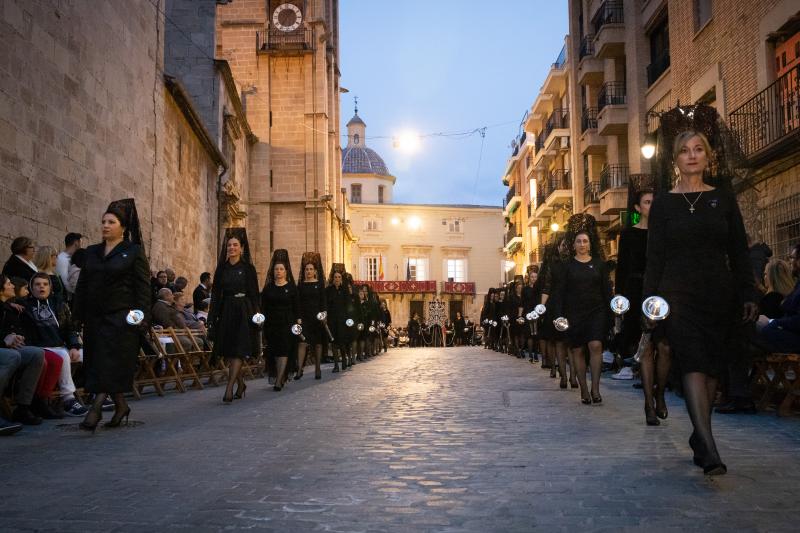 Una procesión de las mantillas en Orihuela pasada por agua