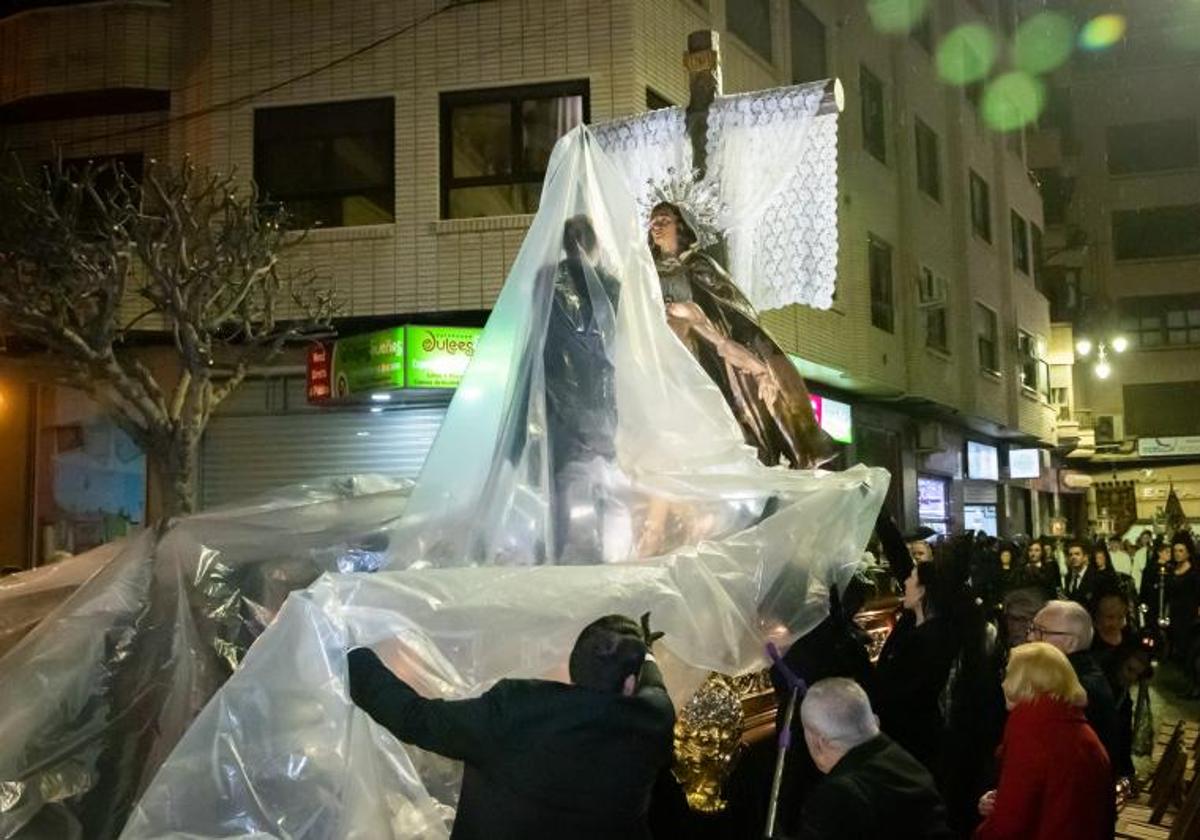 Una procesión de las mantillas en Orihuela pasada por agua