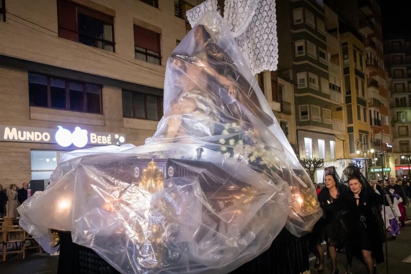 Una procesión de las mantillas en Orihuela pasada por agua