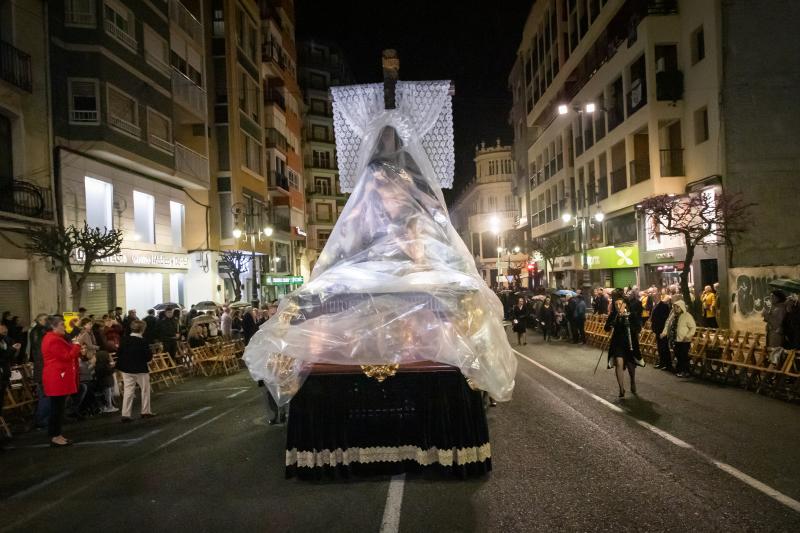 Una procesión de las mantillas en Orihuela pasada por agua