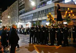 El antiguo hermano mayor californio Juan Carlos de la Cerra contempla el Cristo de la Sentencia llegando a la calle del Carmen a hombros de funcionarios del Cuerpo Nacional de Policía.