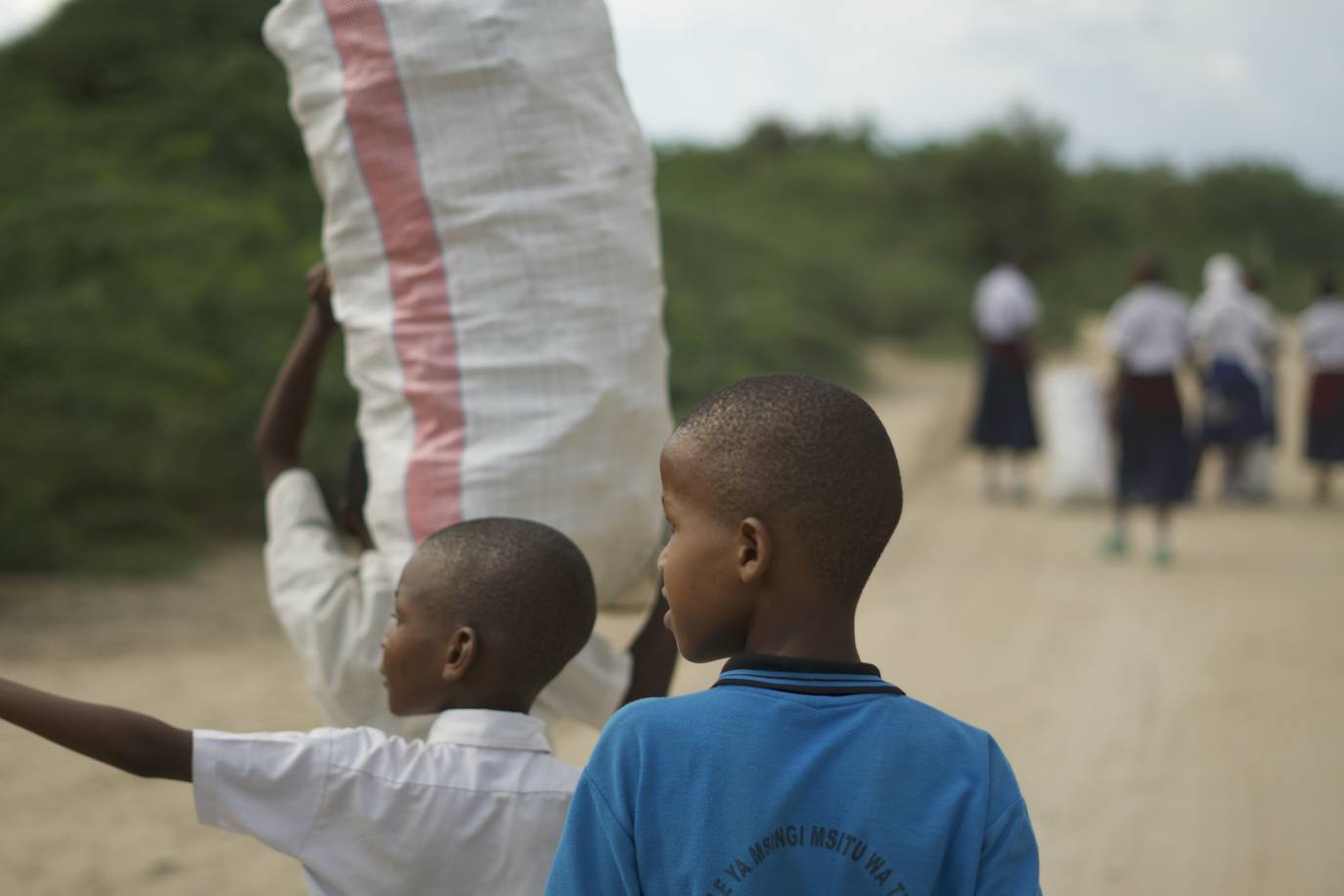 La labor contra el plástico de una empresa murciana en Tanzania, en imágenes