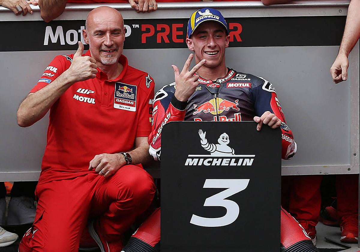 Pedro Acosta celebra el tercer puesto logrado en el Gran Premio de Portugal.