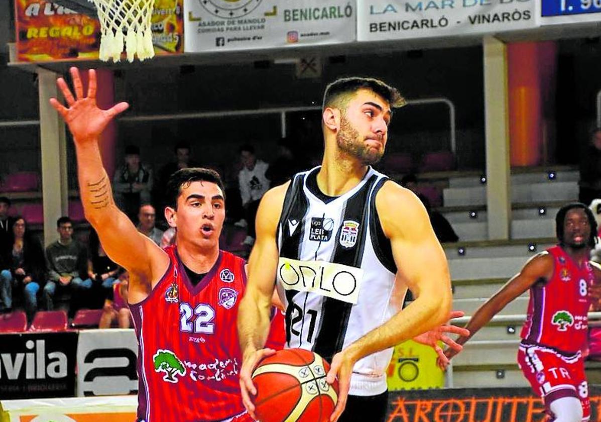 El escolta albinegro Alejandro Jordá, anoche, en Benicarló.