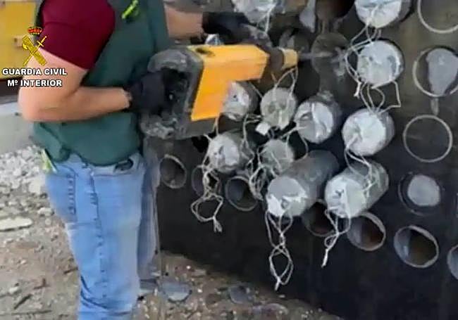 Un agente usa un motopico para recuperar la droga oculta dentro de bloques de mármol.