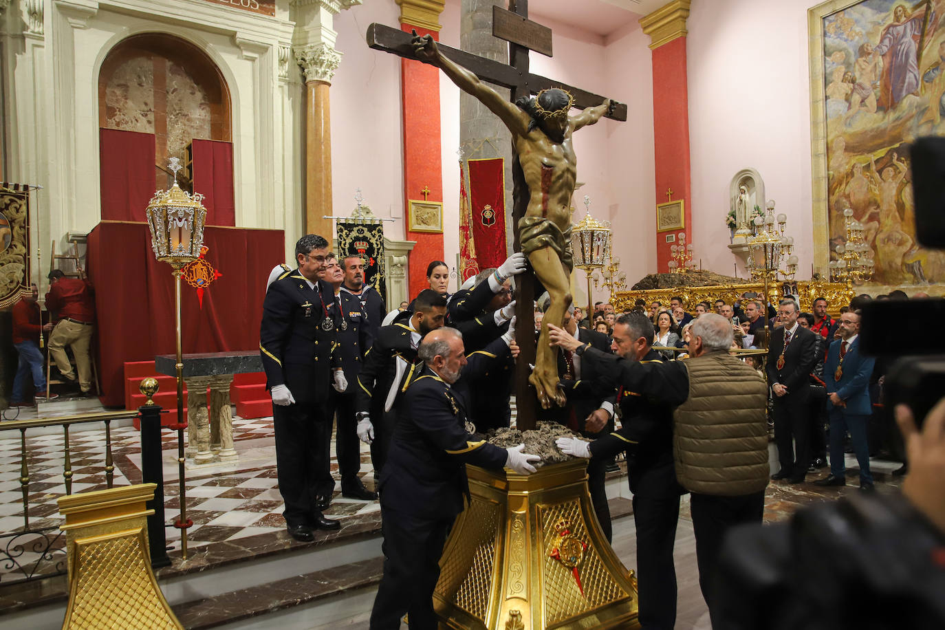 El besapié del Cristo del Perdón, en imágenes