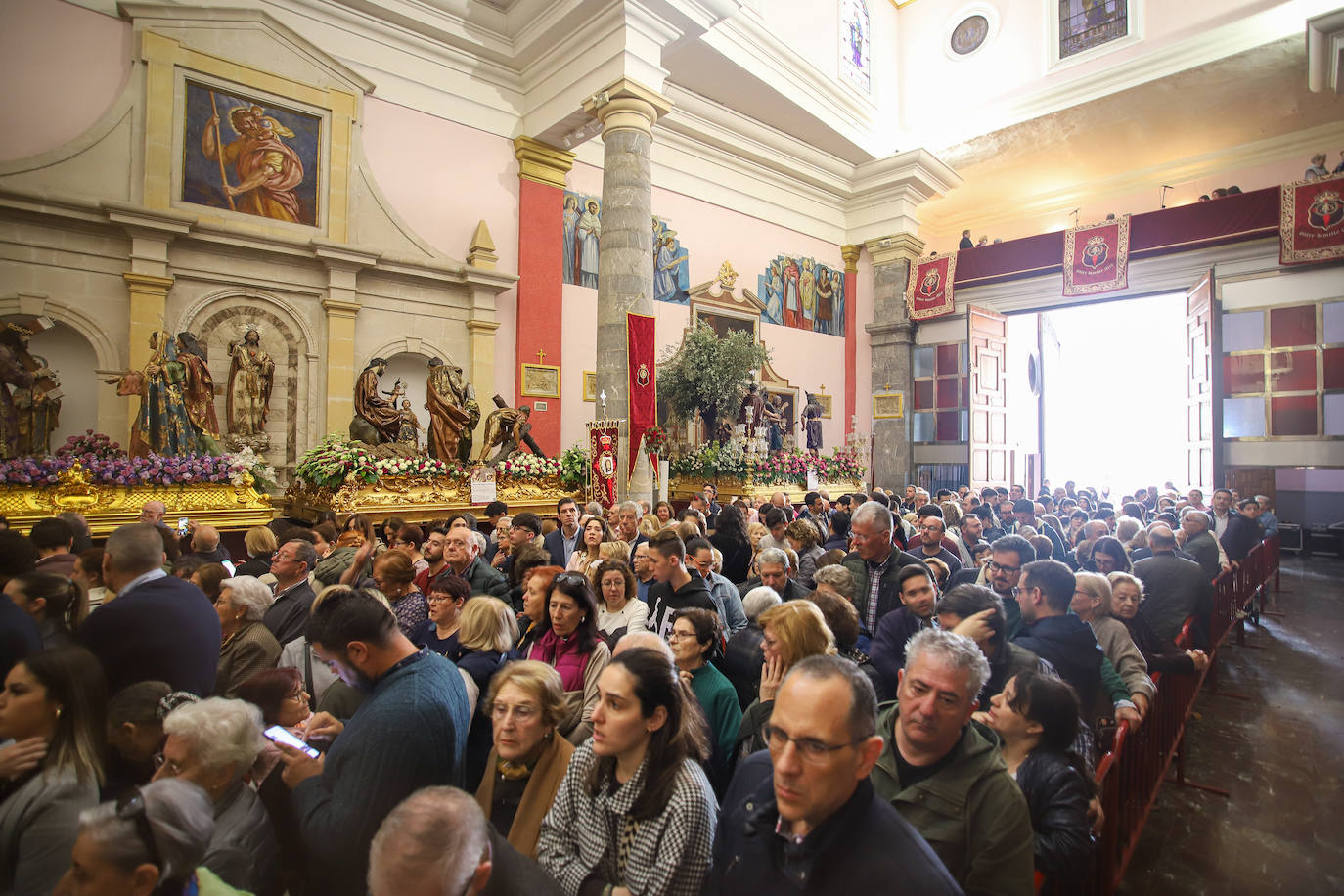 El besapié del Cristo del Perdón, en imágenes