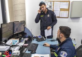 Dos auxiliares de Protección Civil en el puesto del 112 ubicado en el Parque de Seguridad.