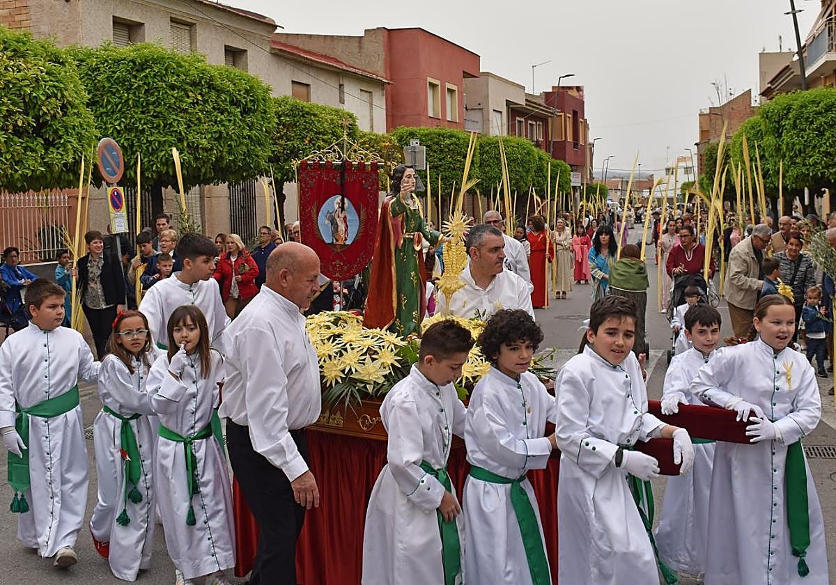 Niños y mayores, en la procesión por las calles de la localidad.