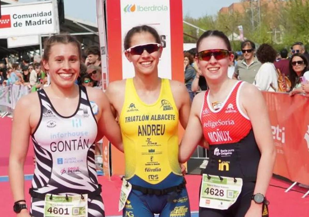 Miriam Andreu, en el centro, con Ainoa Gontan y Valeria Moñux.