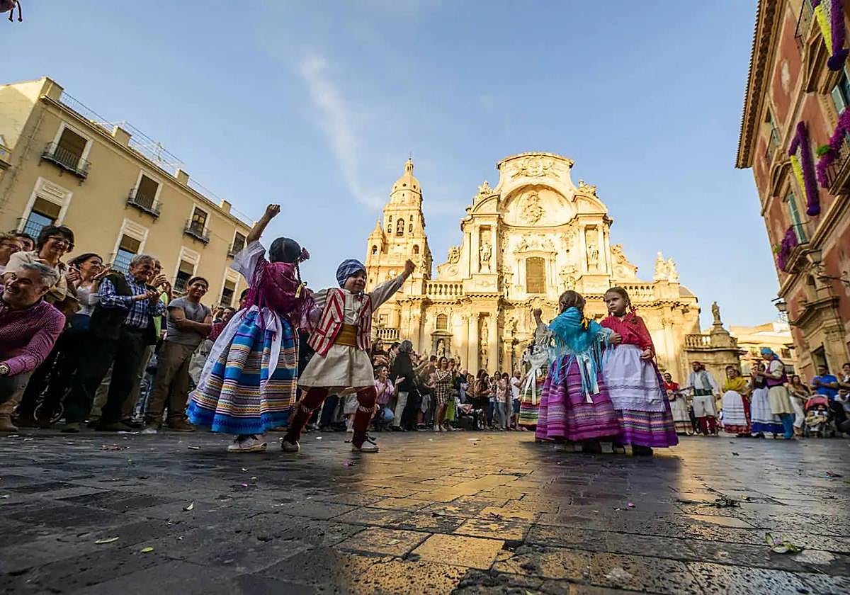 Varios niños desfilan durante el Bando infantil.