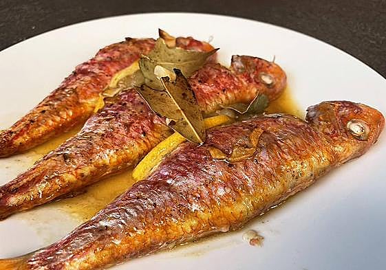 Salmonetes asados al limón.