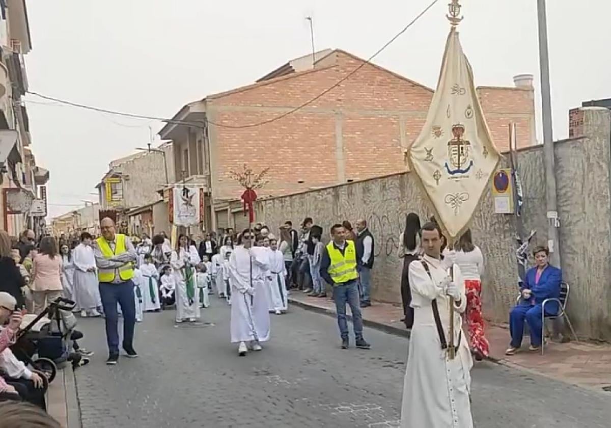 El edil de Comercio, Francisco Juan Giménez (i), y el de Deportes, Francisco José Torres Ruiz (d), 'vigilando' la procesión del Domingo de Ramos.