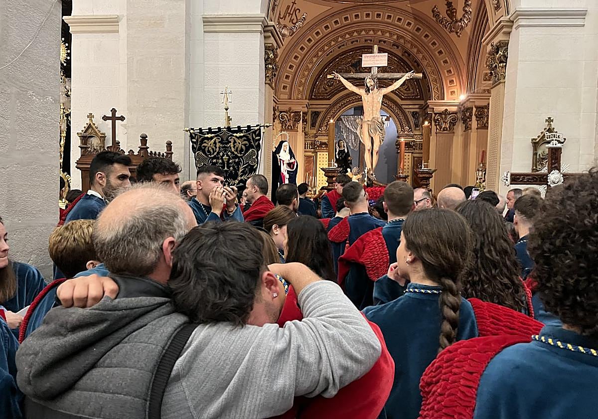 Los nazarenos, tristes tras la decisión de no sacar la imagen a la calle, en la Basílica.