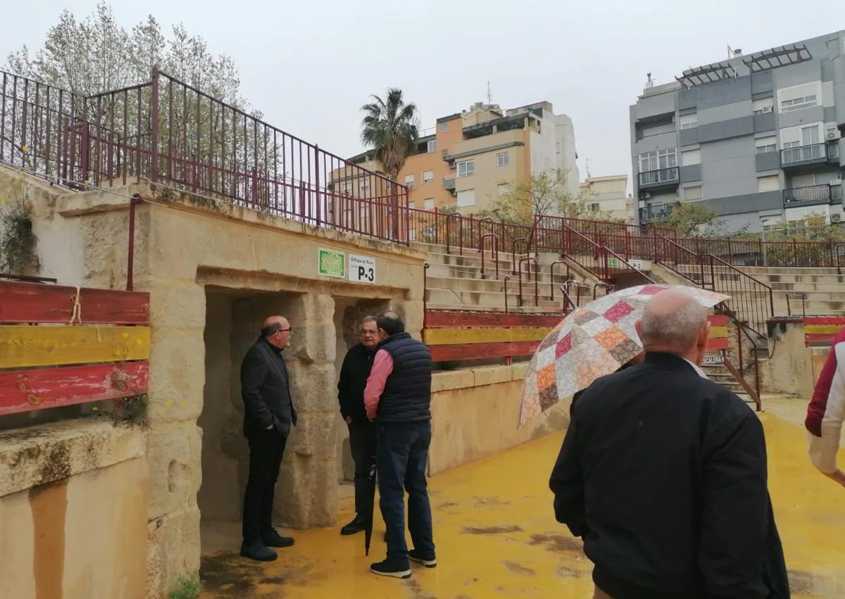 Secondary image 1 - Bullfighting fans from Orihuela yesterday received the 'Niño de la Capea', who was interested in knowing the current state of the Bullring.