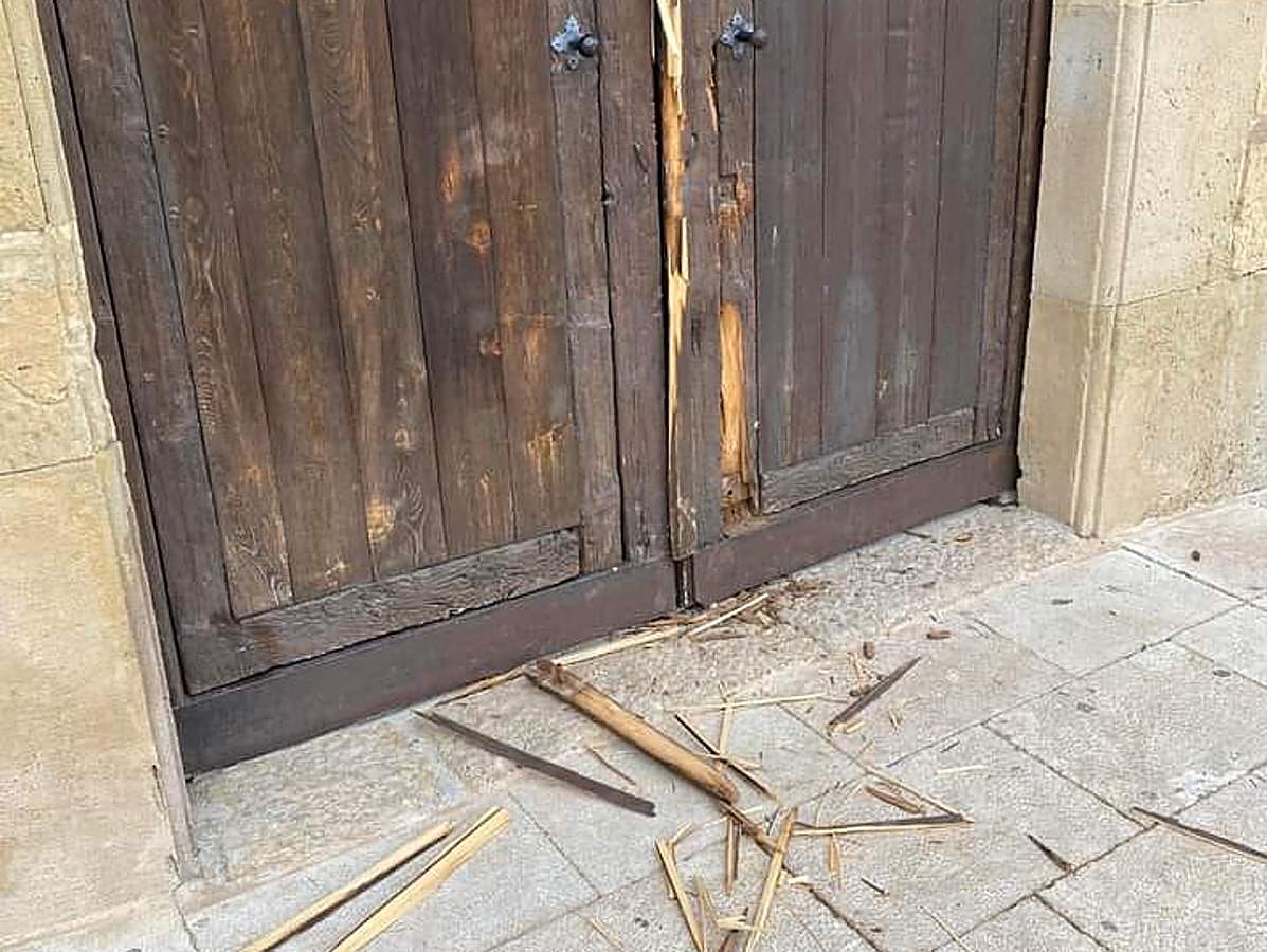 Daños en la puerta de la iglesia de San Andrés Apóstol.
