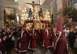 El paso del Cristo del Perdón, este Lunes Santo, en el interior de la iglesia de San Antolín.