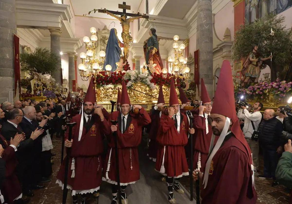 El paso del Cristo del Perdón, este Lunes Santo, en el interior de la iglesia de San Antolín.