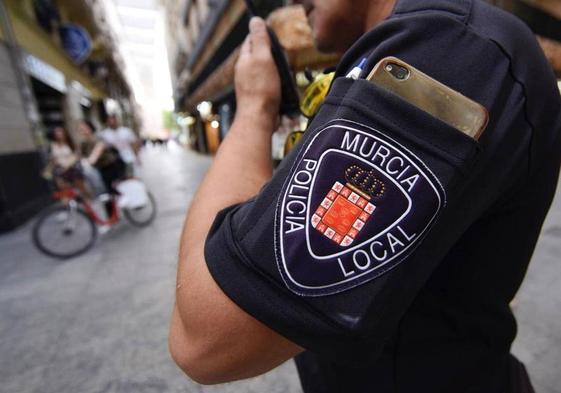 Un agente de la Policía Local de Murcia, en una fotografía de archivo.