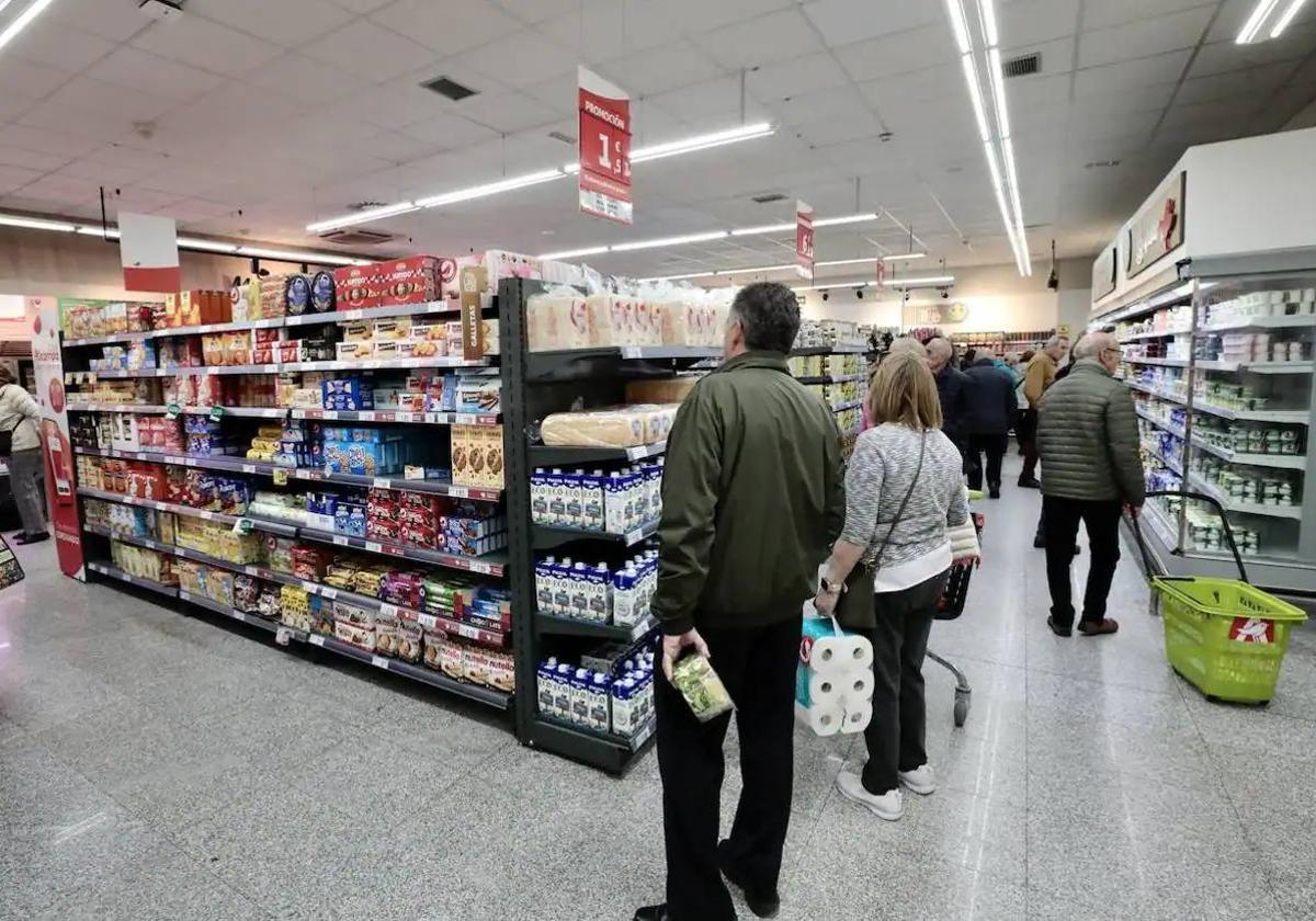 Varios clientes hacen la compra en un supermercado, en una imagen de archivo.