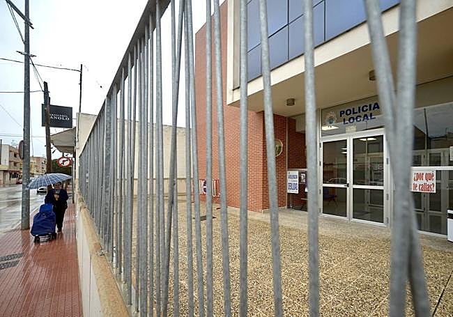 Una mujer pasa por delante del cuartel, que permanece cerrado.