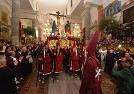 El Cristo del Perdón, el pasado lunes, portado por sus estantes en la iglesia de San Antolín, antes de su salida frustrada por la lluvia.