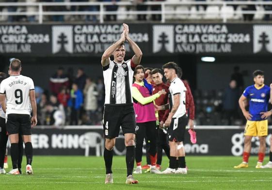 Pedro Alcalá aplaude a los seguidores albinegros tras lograr la victoria el pasado fin de semana frente al Andorra (1-0) en el Estadio Municipal Cartagonova.
