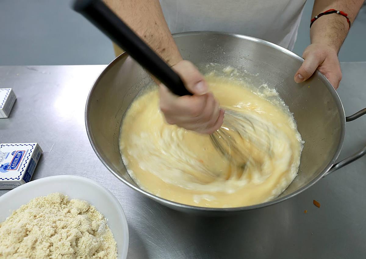 Imagen secundaria 1 - 1. Tras batir los huevos con la harina, se vierte la miel. 2. El proceso continúa con la mezcla de todos los ingredientes. 3. Los moldes con los bizcochos se introducen en el horno.