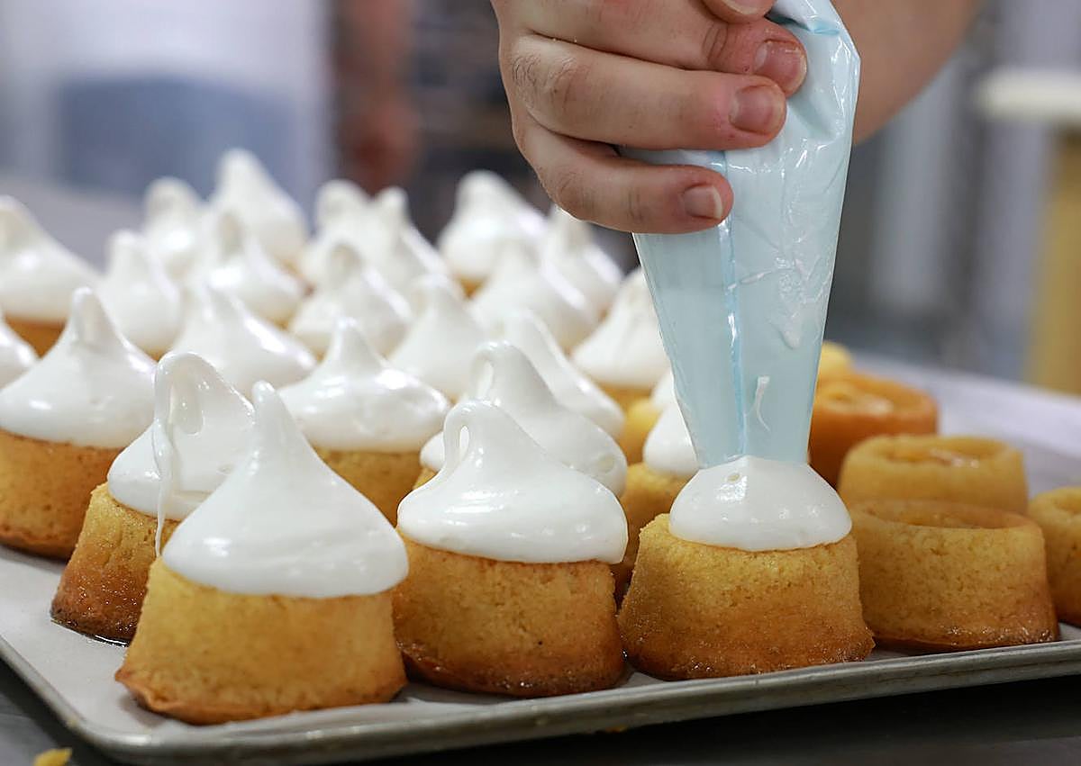 Imagen secundaria 1 - 1. El hueco central se llena de yema de huevo mezclada con miel. 2. La delicia se cubre con merengue elaborado con clara de huevo. 3. La terminación se inicia esparciendo pequeños trozos de almendra sobre el dulce.