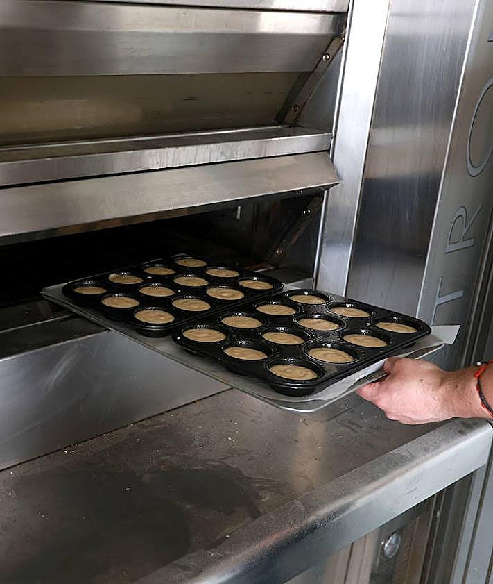 Imagen secundaria 2 - 1. Tras batir los huevos con la harina, se vierte la miel. 2. El proceso continúa con la mezcla de todos los ingredientes. 3. Los moldes con los bizcochos se introducen en el horno.