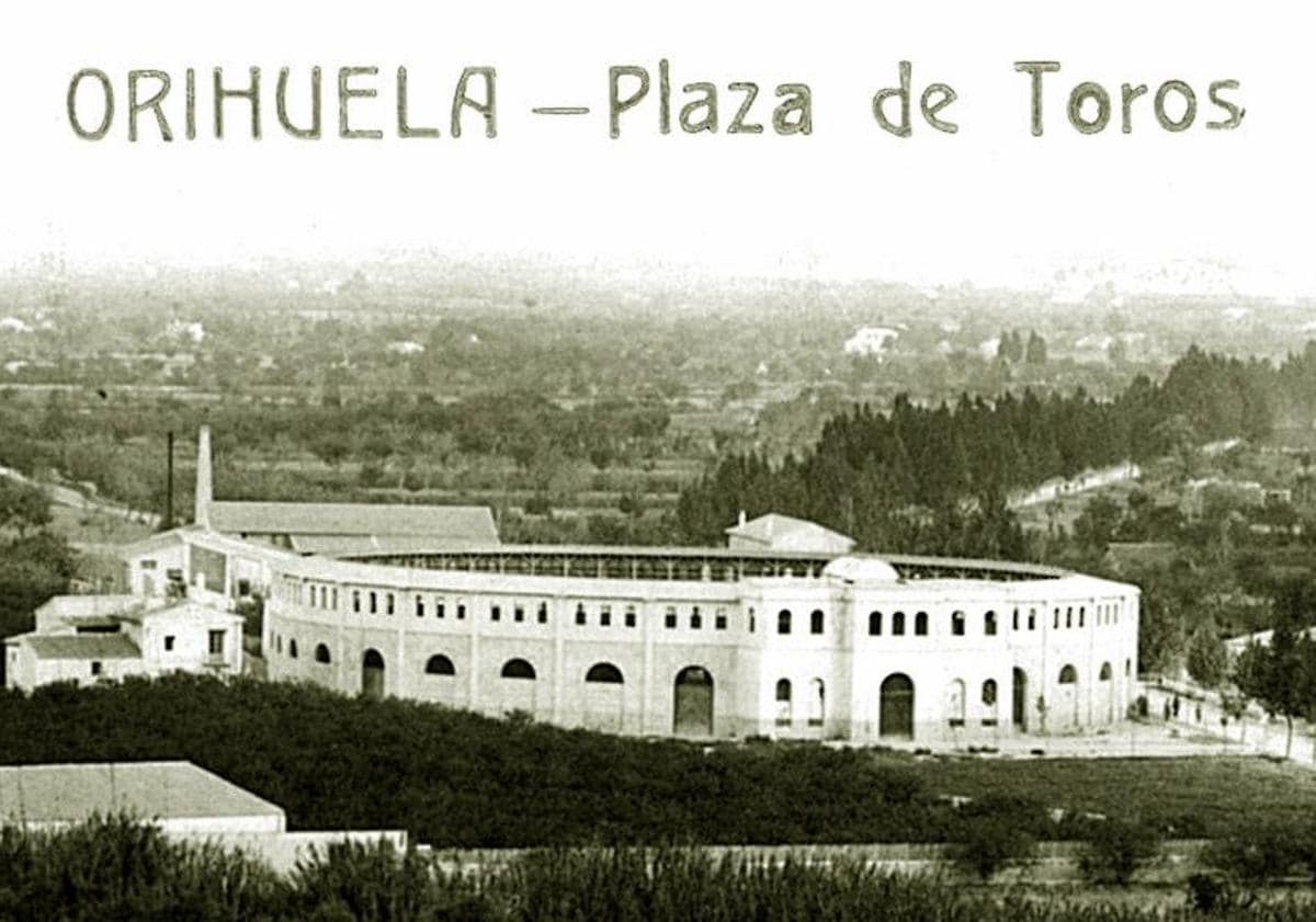 Main image - The square was inaugurated in 1907 with a bullfight by the Arriba Hermanos cattle ranch, which was fought by the right-handers Enrique Vargas 'Minuto', Manuel Mejías 'Bienvenida' and José Moreno 'Lagartijillo Chico'.  The capacity was 7,000 seats.